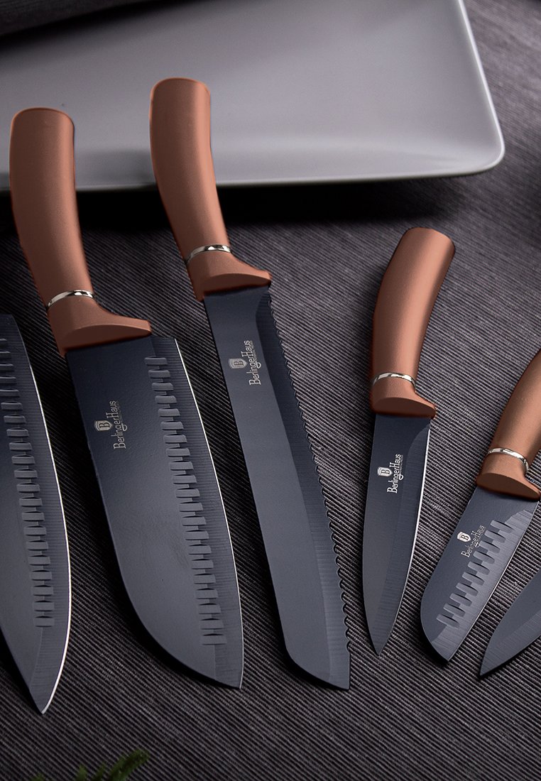 Set aus fünf Küchenmessern mit dunklen Klingen und braunen ergonomischen Griffen. Zu den Merkmalen gehören gezahnte Kanten und dekorative Metallakzente.