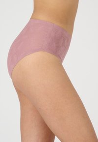 Roze-paarse hoge brief van gestructureerd materiaal, met een bladdessin. Gladde randen en zachte stof zorgen voor comfort.