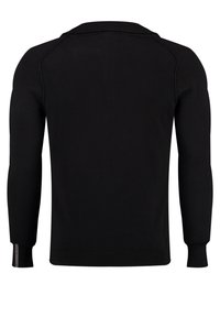 Schwarze Strickjacke mit langen Ärmeln, einem gerippten Kragen und Bündchen, aus einem weichen, elastischen Strickstoff gefertigt. Nahtdetails an den Schultern.