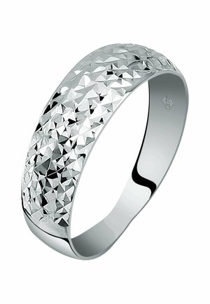Silberner Ring mit einem strukturierten, facettierten Design. Glatte Innenseite, polierte Oberfläche und geometrische Muster erzeugen einen reflektierenden Effekt.