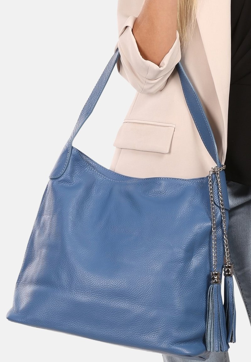 Blauwe leren handtas met een soepel ontwerp, met kettingaccenten en franjes. Zachte textuur en brede schouderbanden voor gemakkelijk dragen.