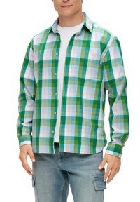 Groene en blauwe geruite blouse van lichte stof, voorzien van een knoopsluiting aan de voorkant, lange mouwen en een enkele borstzak.