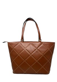 Borsa a tracolla in pelle marrone con motivo a rombi e dettagli in stile borchiato. Presenta due manici robusti e una chiusura con zip. Texture liscia.