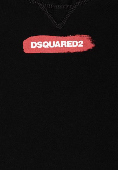 Sort T-shirt med et rødt penselstrøgsdesign og "DSQUARED2" trykt i hvid. I stoffet ser glat ud, med rund halsudskæring og tekstureret syning.