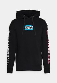 Sudadera con capucha negra con el logo frontal "REPLAY" en azul y blanco, texto blanco en la manga izquierda y texto contorneado en rojo en la manga derecha.