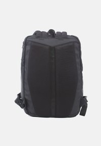 Svart ryggsäck med vadderad mesh bakpanel, slät tyg, justerbara axelremmar och dragkedjestängning. Har ergonomisk design.