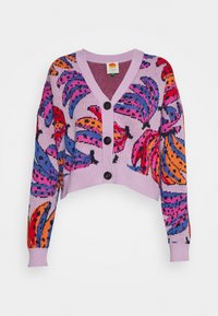 Crop cardigan i lys lilla med et iøjnefaldende bananprint i rød, orange og blå. V-halsdesign med fire sorte knapper og ribbede manchetter.