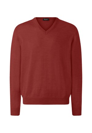 Herre langærmet V-hals sweater i solid rust rød med ribstrikkede manchetter og kant, lavet af fint strikket stof.