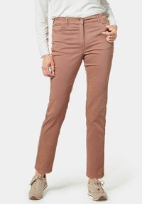 GOLDNER TRAGEANGENEHME CARLA MIT GLÄNZENDER OBERFLÄCHE - Slim fit jeans - caramel