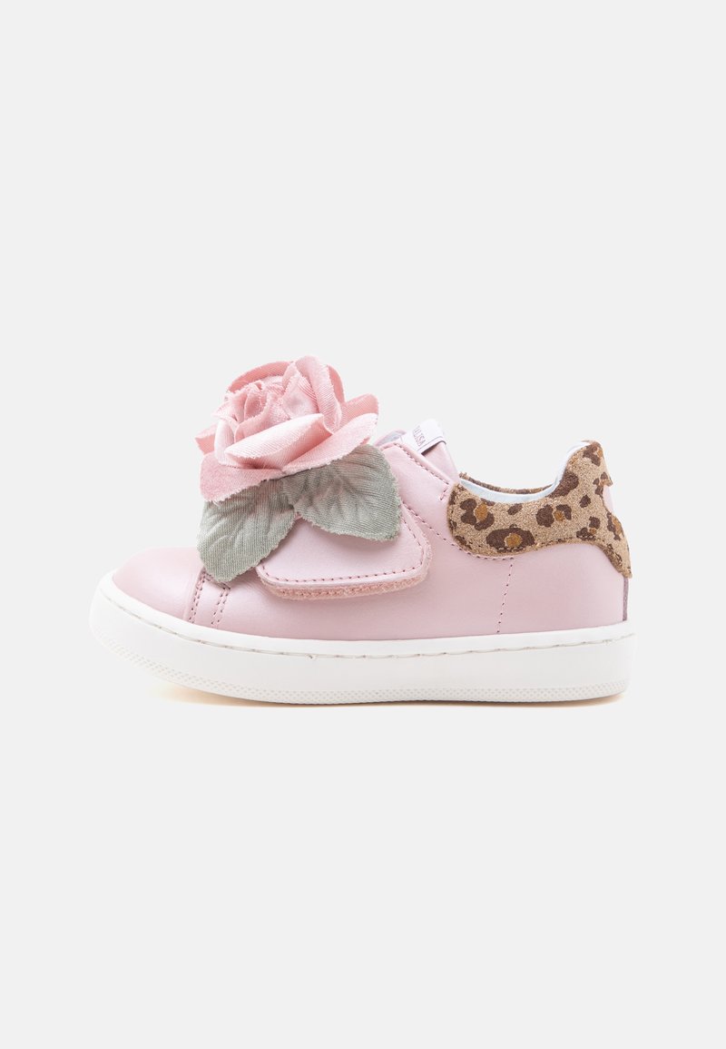Baskets roses pour enfants avec grande rose en tissu et feuilles vertes sur la bride et détail imprimé léopard au talon.