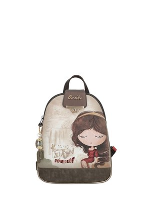 Zainetto piccolo beige e marrone con un'illustrazione di una bambina dei cartoni animati e la scritta "conosci te stesso" sul davanti, dotato di manico superiore e chiusura con cerniera.