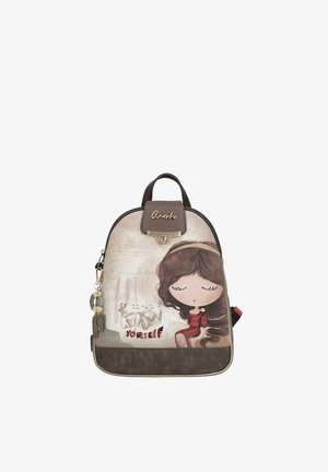 Zainetto piccolo beige e marrone con un'illustrazione di una bambina dei cartoni animati e la scritta "conosci te stesso" sul davanti, dotato di manico superiore e chiusura con cerniera.