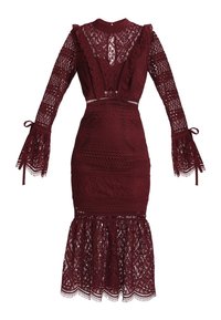 Robe en dentelle bordeaux avec des manches longues et des accents volants, présentant des motifs complexes et un ourlet évasé, nouée aux poignets.