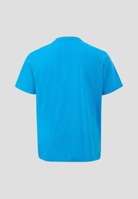 Turkusowa bawełniana koszulka z okrągłym dekoltem i krótkimi rękawami, z prostym, jednokolorowym wzorem. Gładka tekstura, luźny krój.