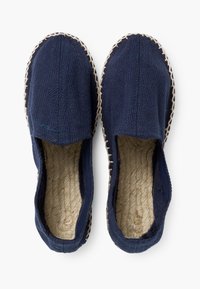 Marineblå espadriller med fiskebensmønster, slip-on design, vævede jutesåler og syede kanter. Tekstureret stofoverdel.