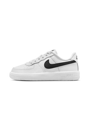 Valkoinen Nike-matalavartinen lenkkari, jossa musta Swoosh-logo, etukengeä nauhoilla ja kuvioitu pohja, näkymä sivulta valkoisella taustalla.