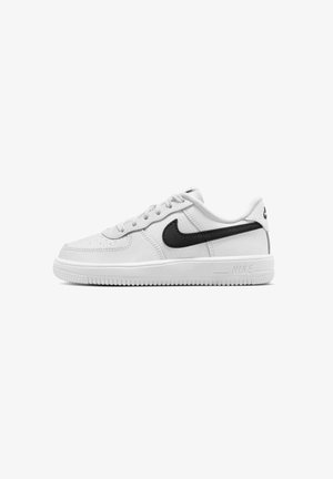 Biały niski sneaker Nike z czarnym logo Swoosh, sznurowany z przodu i z teksturowaną podeszwą, widoczny z boku na białym tle.