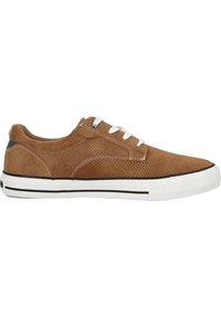 Sneakers in suede perforato marrone con lacci bianchi, un accento nero sul tallone e una suola in gomma bianca con striature nere.