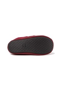 Zapato burdeos con una suela de goma negra texturizada que presenta un patrón de panal. La parte superior tiene un acabado de tela suave.
