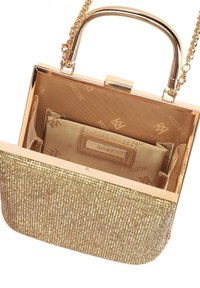Borsa a mano metallica oro con una superficie testurizzata e scintillante. Presenta una tracolla a catena, una chiusura dorata e un interno in satin con un portacarte.