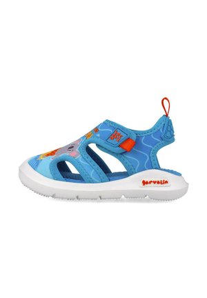Sandalias infantiles azules con diseño troquelado, suelas texturizadas, acentos de dibujos animados y una pestaña de tirón roja. Materiales ligeros y flexibles.