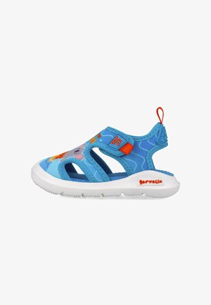 Sandalias infantiles azules con diseño troquelado, suelas texturizadas, acentos de dibujos animados y una pestaña de tirón roja. Materiales ligeros y flexibles.