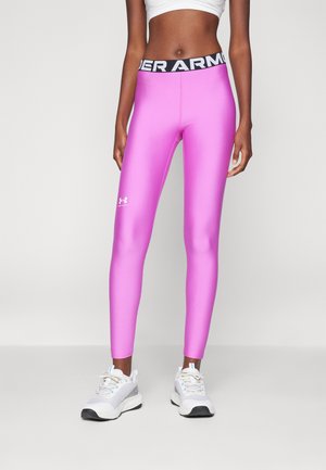 Leggings deportivos rosas con una cinturilla elástica negra que presenta el logo "UNDER ARMOUR", fabricados en un material suave y ajustado.