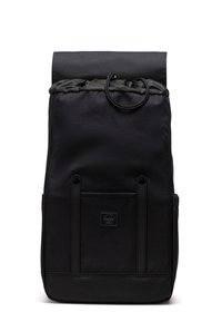 Zaino nero con design a roll-top, realizzato in tessuto resistente. Presenta una chiusura con coulisse, tasche frontali e una toppa con logo.