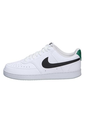 Zapatillas deportivas blancas con parte superior de cuero texturizado, logo Swoosh negro, acentos grises y un tirador verde en el talón. Suela de goma para mejor agarre.