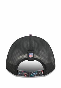 Schwarze Mesh-Baseballkappe mit einem bunten Spritzer-Muster am verstellbaren Riemen und einem NFL-Logoetikett auf der Rückseite.