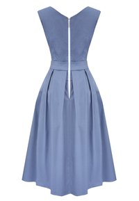 Niebieska, bezrękawnikowa sukienka z głębokim dekoltem na plecach, posiada dopasowaną górę, pasek w talii, plisowany dół oraz centralny zamek błyskawiczny.