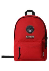 Roter Stoffrucksack mit abgerundetem Oberteil, Fronttasche, verstellbaren Trägern, schwarzen Akzenten und einem runden Logo-Patch auf dem Hauptteil.