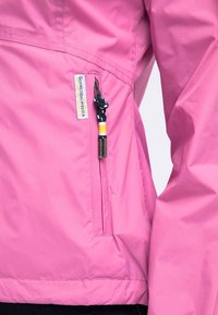 Růžová nepromokavá bunda s kapsou na zip a černožlutým šňůrkovým stahováním. Hladká textura a lehká konstrukce, ideální pro vrstvení.