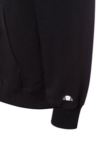 Sudadera negra con bolsillo tipo canguro, puños acanalados y un pequeño detalle del logo blanco en la manga izquierda. Textura suave y lisa.