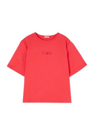 Camiseta roja de manga corta con texto "ciao" hecho de pequeñas cuentas decorativas centradas en el pecho, cuello redondo.