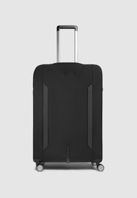 Maleta negra con asa telescópica de aluminio, textura suave, esquinas acentuadas y cuatro ruedas para facilitar la maniobrabilidad.