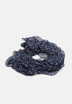 Ciemnoniebieski przezroczysty szal z białym kwiatowym wzorem, luźno ułożony na białym tle.