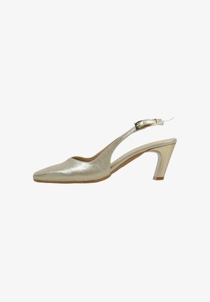 Zapato de mujer plateado con tira slingback, puntera puntiaguda, tacón de altura media y correa ajustable con hebilla.