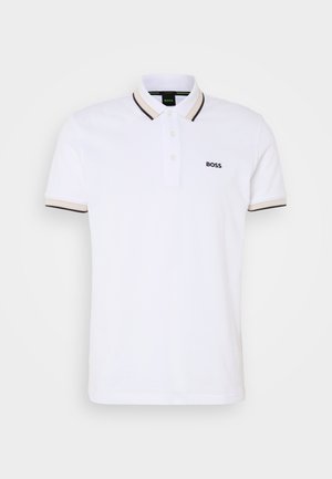 Polo bianco con colletto classico, dotato di una patta con tre bottoni, rifiniture scure sulle maniche e un logo ricamato nero sul petto.