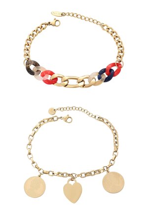 Kaksi kultaketjurannekorua; toinen monivärisillä resiinilenkeillä ja toinen kolikoilla sekä sydämenmuotoisilla riipuksilla. Molemmissa on papukaijalukot.