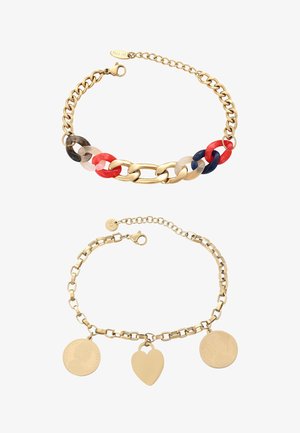 Dwie złote bransoletki z łańcuszków; jedna z kolorowymi żywicznymi ogniwami, druga z zawieszkami w kształcie monet i serc. Obie mają zapięcia na karabińczyk.