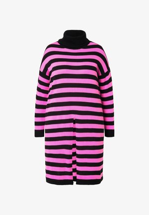 Kudottu kauluspaita-mekko, jossa on vaakasuuntaiset mustat ja vaaleanpunaiset raidat, rento istuvuus ja etu halkio liikkuvuuden helpottamiseksi.