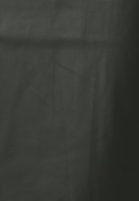 Tissu noir avec une texture lisse, légèrement froissé, présentant un léger éclat. Le matériau semble robuste et opaque, sans motifs ni accents visibles.
