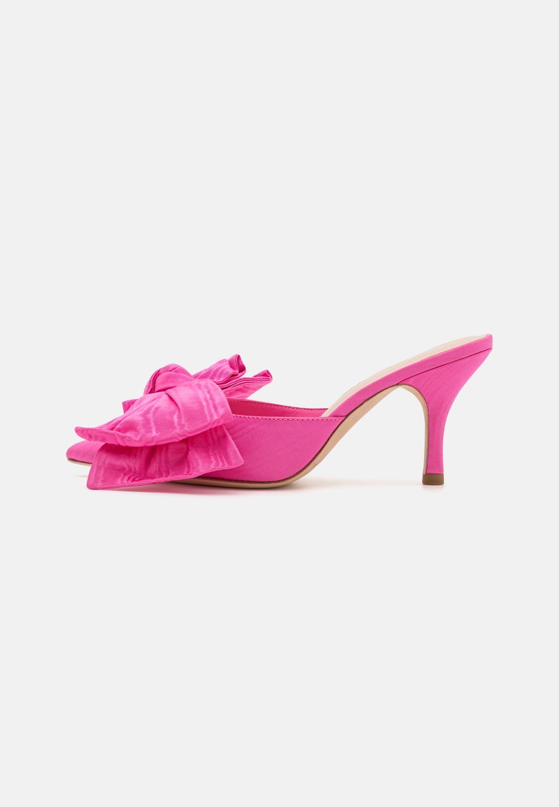 Mules roses à talons hauts avec un grand nœud froncé à l'avant, tige en tissu lisse, design à bout ouvert et un élégant talon aiguille.