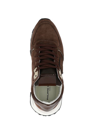Sneaker in camoscio marrone con lacci marroni scuri, accenti bianchi e beige, e suola bianca vista dall'alto che mostra il marchio all'interno.