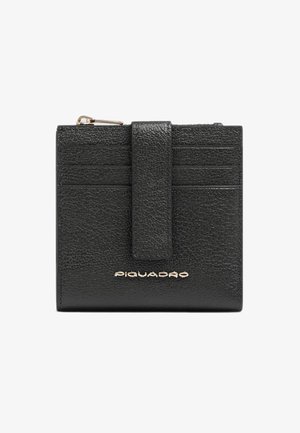 Zwarte leren portemonnee met een gestructureerd oppervlak, zes kaartsleuven en een centrale sluiting met een gouden logo aan de onderkant.