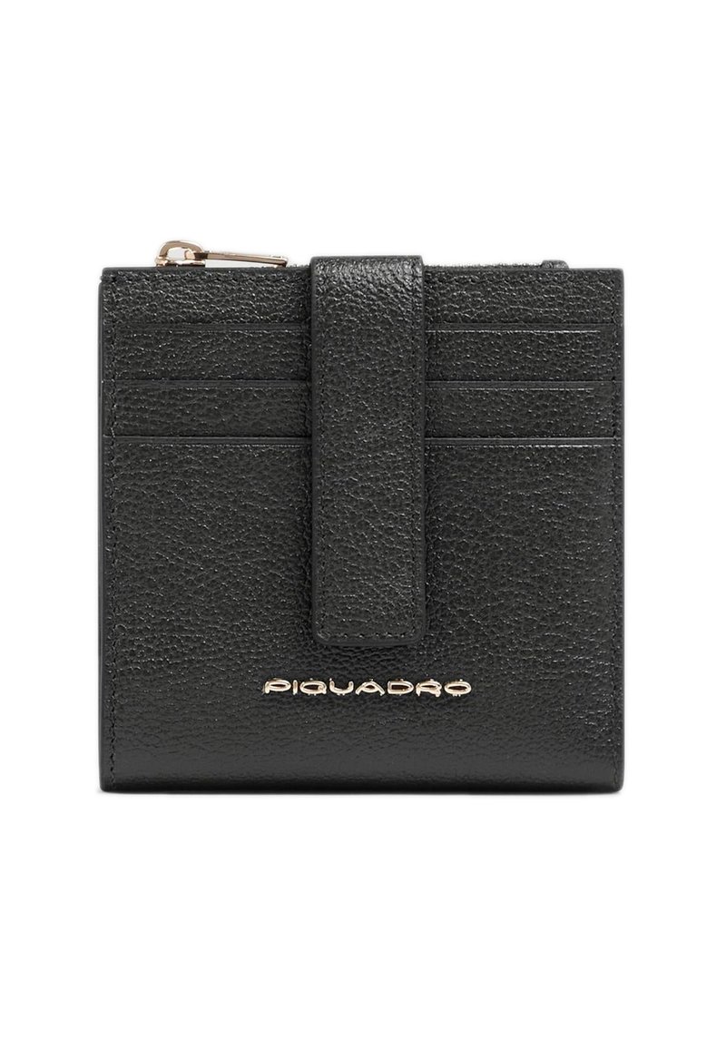 Zwarte leren portemonnee met een gestructureerd oppervlak, zes kaartsleuven en een centrale sluiting met een gouden logo aan de onderkant.