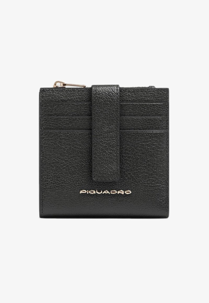 Zwarte leren portemonnee met een gestructureerd oppervlak, zes kaartsleuven en een centrale sluiting met een gouden logo aan de onderkant.