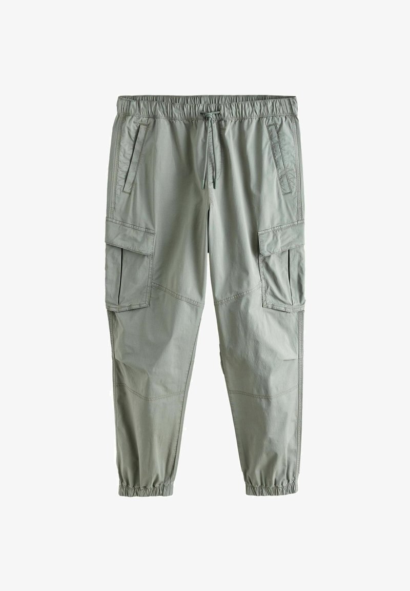 Pantalon cargo gris clair avec taille et poignets élastiqués, fermeture à cordon, poches latérales et poches cargo à rabat sur chaque jambe.