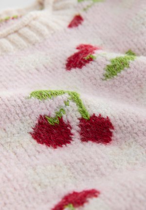 Pull en maille avec un fond rose doux et un motif de cerises en rouge et vert, présentant une finition texturée et un col côtelé.